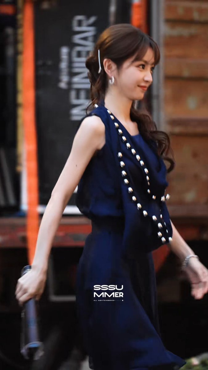 soxiaowei's tweet photo. หลินชิงชุดที่สามเป็นเดรสน้ำเงินน สวยมากก 💙😚

#เถียนซีเวย #TianXiwei #田曦薇 https://t.co/rxZAb2Zxgc