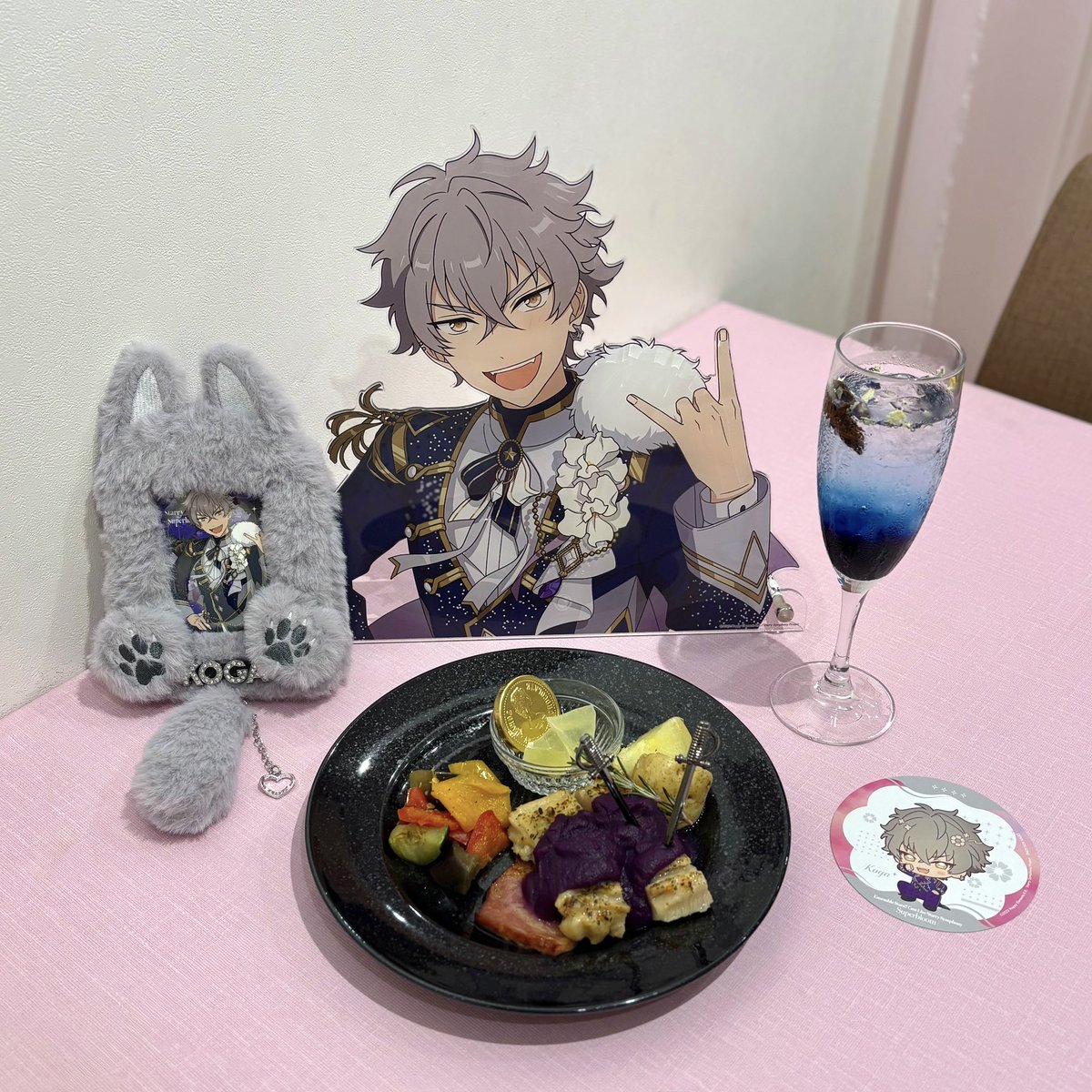 wankgstar's tweet photo. アニカフェ後半🌸星降る夜のモクテル⚙️と欲望の航海グリルプレート🏴‍☠️を食べた🙌プレートのチキンすごく美味しかった〜！5分間卓に着いてもらって楽しみました ⊂( ᴖ ̫ᴖ )⊃🩶 https://t.co/nc44ourwQM