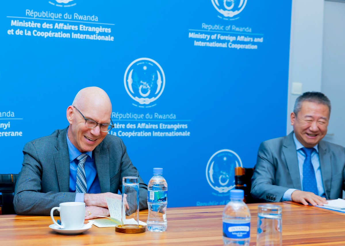 wembi_steve's tweet photo. #Rwanda 🇷🇼 : Diplomatie : Le ministre @onduhungirehe s’est entretenu avec le nouveau chef de la @MONUSCO , James Swan, et l’Envoyé spécial de l’@UN pour les Grands Lacs, @HuangXia16 , autour de la situation dans l’Est de la #RDC et des efforts pour la paix et la stabilité régionales.