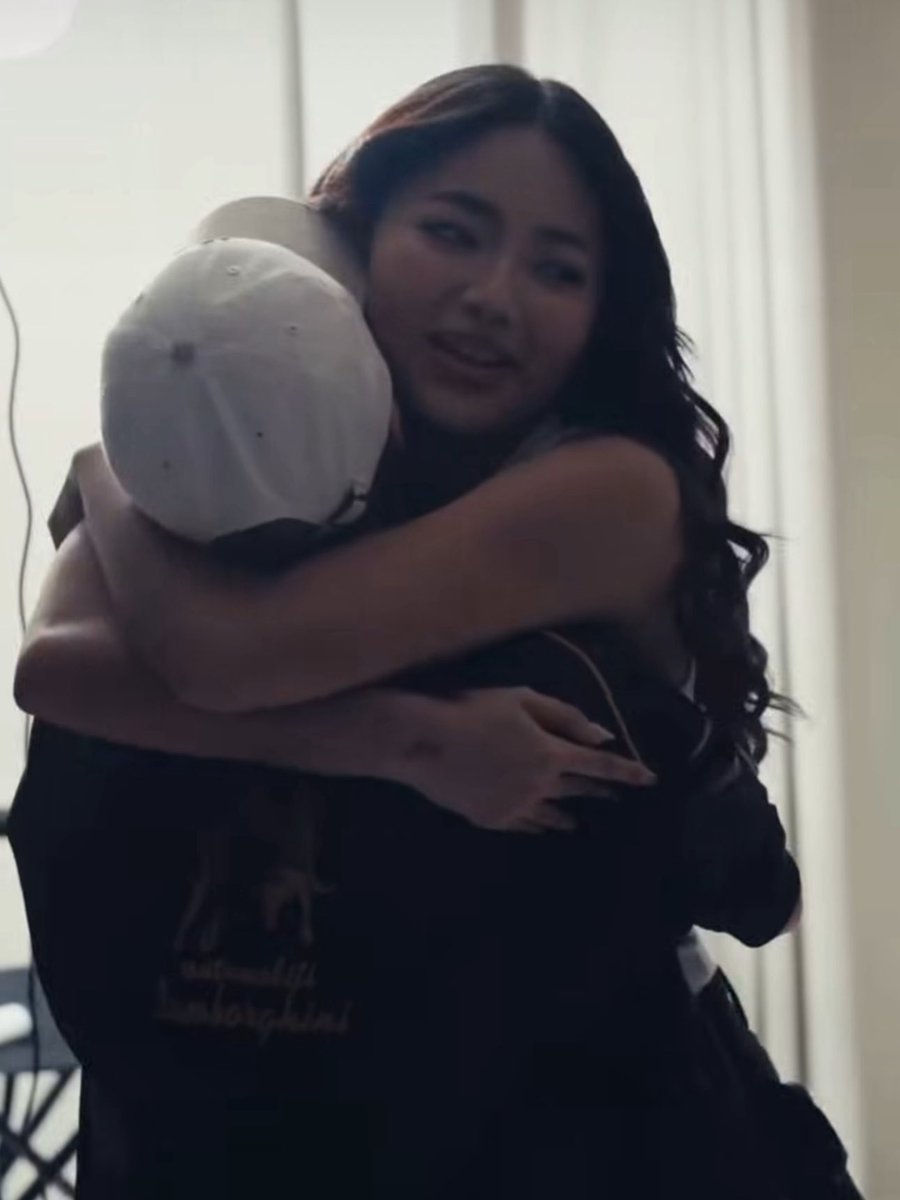 cvmygoat's tweet photo. ang huggable naman ng isang bini colet. https://t.co/KhJ1VEfXKf