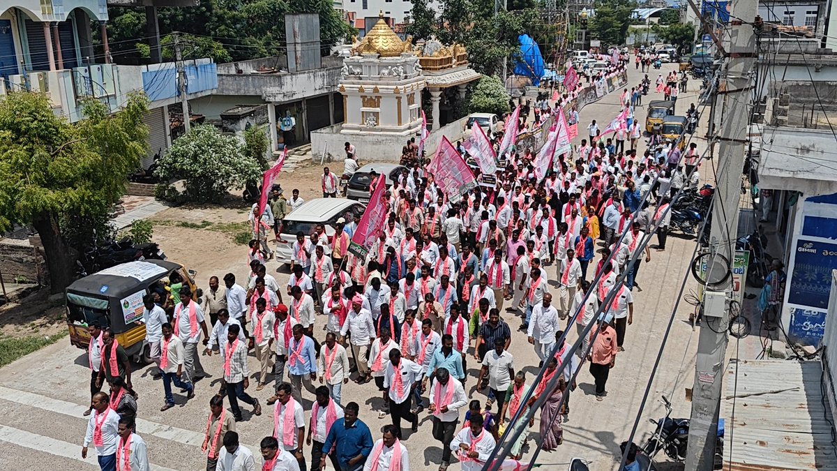 Koppulaeshwar1's tweet photo. వెయ్యి రోజుల ధగా – కాంగ్రెస్ 420 మోసాలపై ధర్మపురిలో @KTRBRS పిలుపు మేరకు, @Koppulaeshwar1) గారి ఆధ్వర్యంలో ధర్మపురి పట్టణంలో
కాంగ్రెస్ ప్రభుత్వం ఇచ్చిన 420 హామీల వైఫల్యాలను ఎండగడుతూ 420 మీటర్ల పొడవైన ఫ్లెక్సీతో పట్టణంలో నిరసన ప్రదర్శన చేపట్టడం జరిగింది..
@BRSparty @BRSHarish https://t.co/LcI96yi9ob