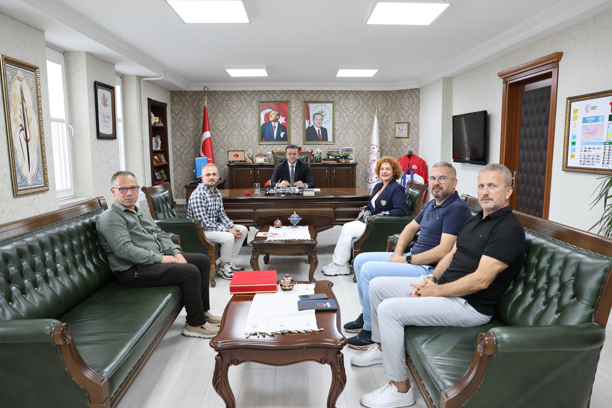 RizeMem53's tweet photo. 📍 Rize İl Millî Eğitim Müdürlüğü

🤝 Türk Kızılayı Doğu Karadeniz Bölge Müdürü Dila Baran, İl Millî Eğitim Müdürümüz Halil İbrahim Akmeşe’yi makamında ziyaret etti.

📊 Ziyarette; geçtiğimiz eğitim-öğretim yılında ilimiz genelindeki 83 okulumuzda gerçekleştirilen ve 4.177 ünite kan bağışına ulaşılan örnek ortak çalışma değerlendirildi.

📌 Görüşmede ayrıca 2026-2027 eğitim-öğretim yılında da kan bağışı bilincini yaygınlaştıracak yeni faaliyetler, sosyal sorumluluk projeleri ve kurumlar arası iş birliği adımları planlandı.

➡️ Yardımlaşma ve dayanışma ruhunu okullarımızda yaşatmaya, evlatlarımıza bu bilinci aşılamaya yönelik ortak projelerimizi sürdürüyoruz.
#RizeİlMillîEğitimMüdürlüğü #TürkKızılayı #RizeEğitimAilesi #KanBağışıHayatKurtarır #Rize
@tcmeb @Yusuf__Tekin @RizeVali @akmesehalil @Kizilay