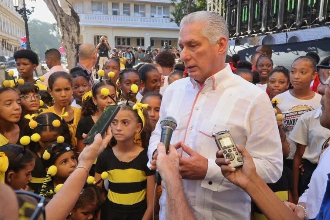 IsaelRo3971293's tweet photo. @DíazCanelB: "Mientras haya en #Cuba aulas con estudiantes, y escuelas con maestros, hay nación, hay Patria, hay Revolución y hay Socialismo".
#VillaClaraConTodos
#ConFidelEnLasAulas
#CubaNoEsUnaAmenaza https://t.co/rv2QVZigPx