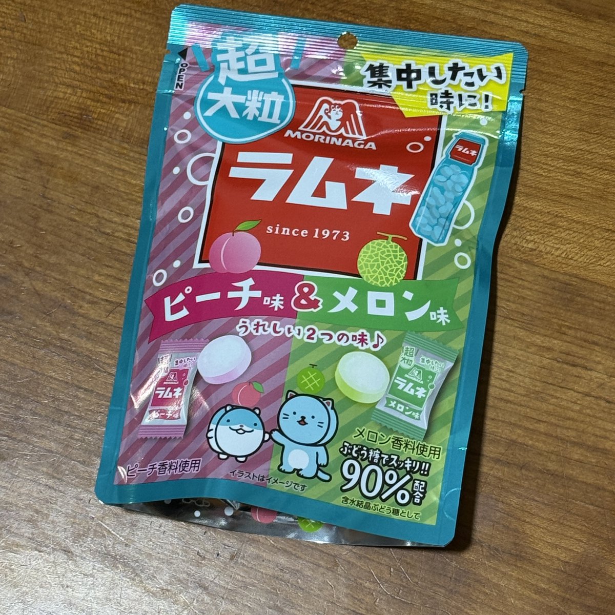 myk_imi's tweet photo. 低血糖対策の大粒ラムネにメロン味が！と買ったは良いけど、なんか少なくね？と調べてみるとノーマル味は60g、メロン＆もも味は48g、少なっ！ https://t.co/Kz5mfEK1bH