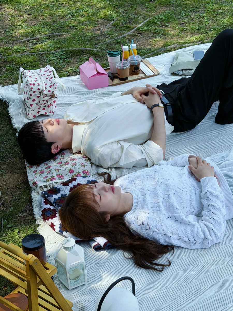 hyeppyjun's tweet photo. [260902] hagi dareum picnic date pics and overhead selca from #KimHyejun instagram update! https://t.co/QiyD6AtOEh