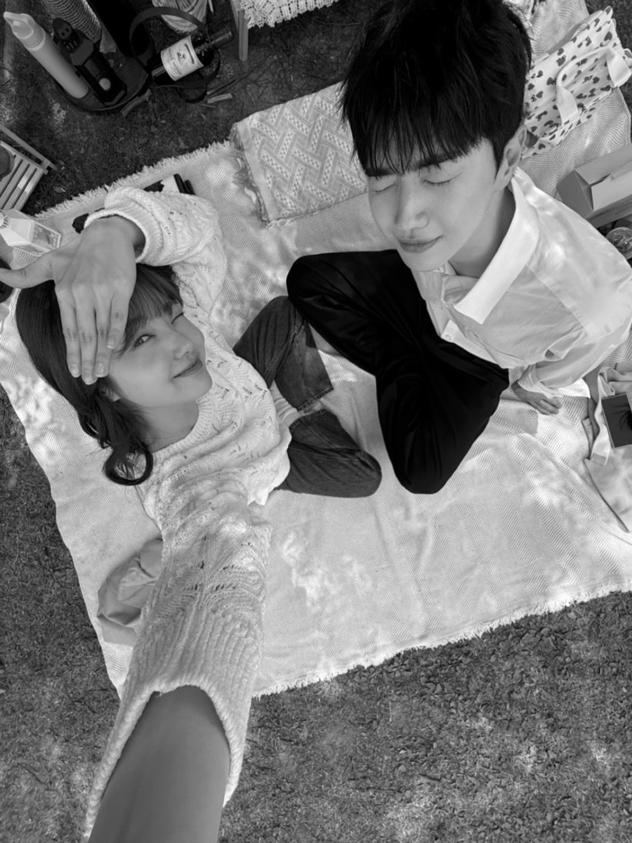 hyeppyjun's tweet photo. [260902] hagi dareum picnic date pics and overhead selca from #KimHyejun instagram update! https://t.co/QiyD6AtOEh