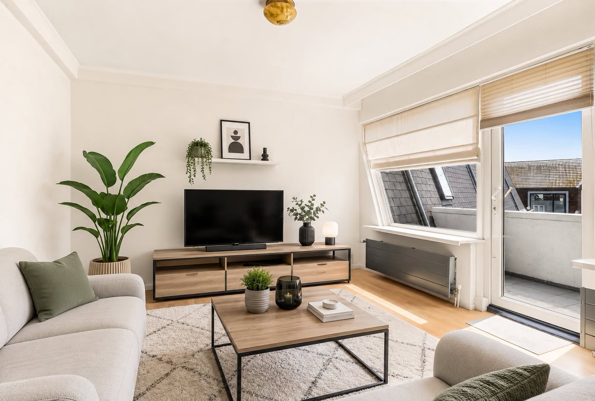JohnsieBlavh's tweet photo. Wow! Want to live in the heart of the city? This spacious, bright top-floor corner apartment has 2 bedrooms, a sunny south-facing balcony with expansive village views and a generous indoor storage room. Come and take a look! Raadhuisplein 13, https://t.co/sHnYoAA95G