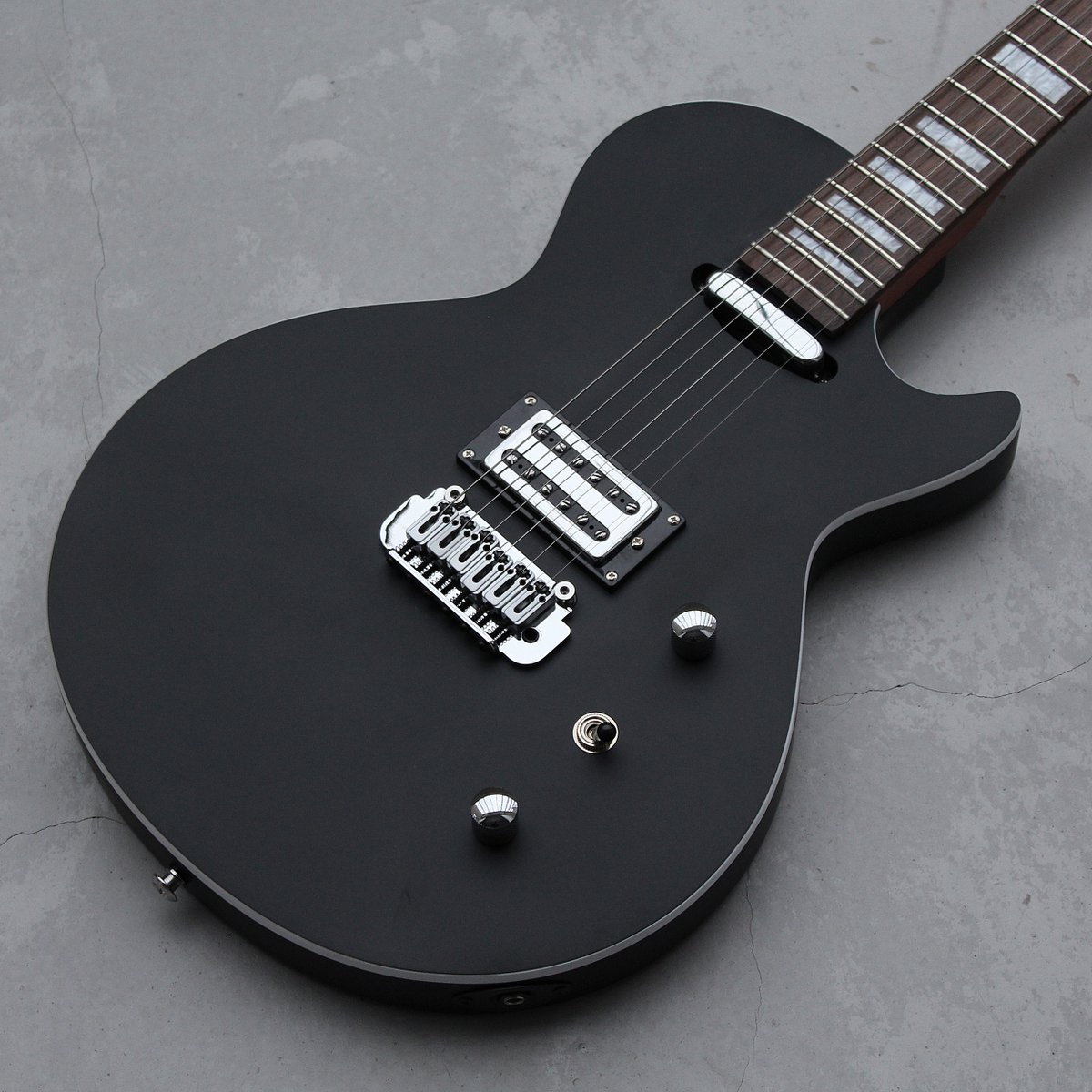 kononykheen's tweet photo. Versatility the way we love it: HS pickups, tremolo, and it’s under sauce of mahogany which gives some fat tone for the heavy stuff you play
#guitargear #guitarporn #uniqueguitar https://t.co/0qseYuapvf