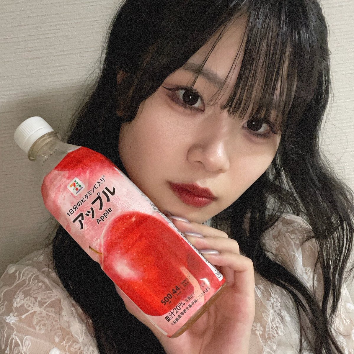 SayoOume's tweet photo. ペットボトルのりんごジュースが売っているので、セブンイレブンが好きです。🧃 https://t.co/onWiGuY9i6