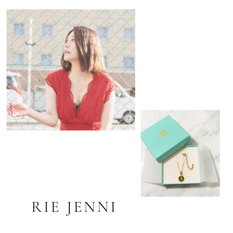 RIEJENNI1's tweet photo. ✨リエジェニ2days記念・限定生産ネックレス✨

『JENNIの証（あかし）』9/6予約販売開始。

10/31・11/1のブルースアレイ2days公演を記念した、特別なジュエリー。

リエジェニの音楽があなたの人生に寄り添うように。

このネックレスも、あなたの日々をすぐそばで支える、お守りのような存在でありたいと願っています。

⚠️【リエの手作りによる完全限定生産】のため、お届けできる数に限りがあります。お早めに。

▼ラインナップ
・カジュアル ¥5,000（ゴールド／シルバー）
・ラグジュアリー ¥12,000（ゴールド／シルバー）

写真のリエ姉さんが身につけているのは　カジュアルゴールドになります。

販売ページはこちらから

https://t.co/HAPiQ5Cj2I

9/6 正午より販売開始となります
