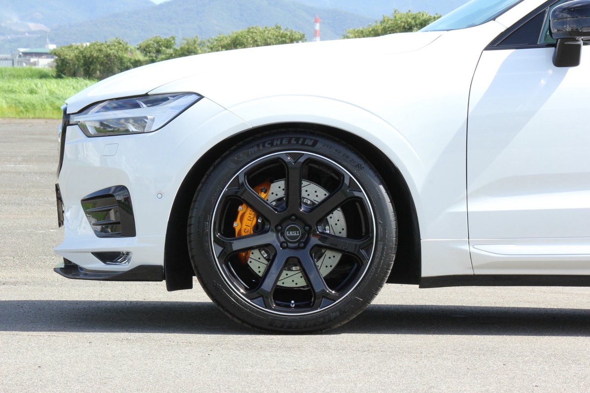 erst_japan's tweet photo. VOLVOの足元を、もっと美しく。もっとスポーティーに。

ERST S7-RⅡ

VOLVOのスタイリングを引き立てる、力強い7スポークデザイン。

BLACK LIGHT SMOKE / POLISH
GLOSS BLACK / LIP POLISH

同じデザインでも、カラーで表情は大きく変わる。

あなたのVOLVOなら、どちらを選びますか？

#ERST #VOLVO #S7R2 #ボルボ #ホイール