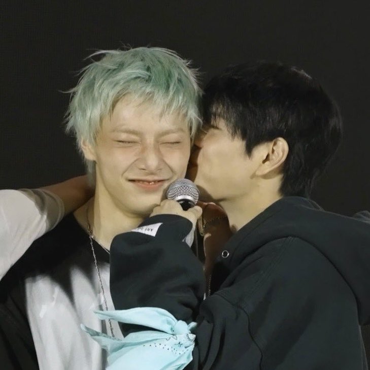 seunginpic's tweet photo. SEUNGIN KISS EVERYONE https://t.co/9B4AXZpDJu