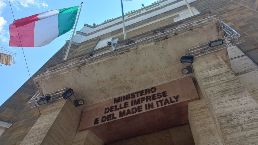 mimit_gov's tweet photo. 🏭 Primo tavolo al #MIMIT sul Gruppo #Brovedani.
Esclusa la chiusura dello stabilimento di #Modugno, in #Puglia, attualmente in difficoltà.
Urso "Al lavoro con azienda e sindacati per una soluzione industriale e occupazionale"
Nuovo tavolo il 29 settembre.
https://t.co/Ewf8iY4oqB https://t.co/8FQKbVdI52