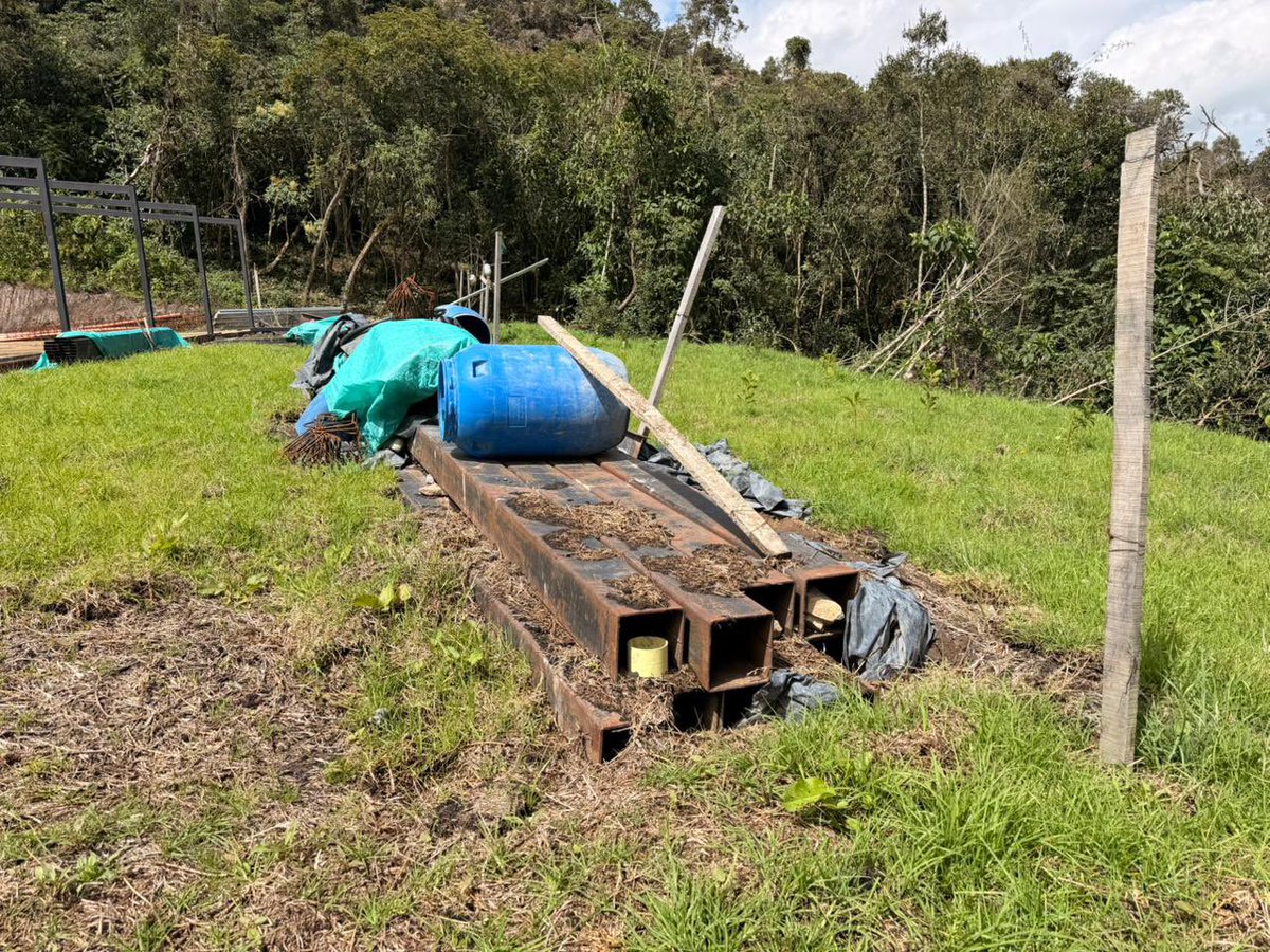 Alfred_Balle's tweet photo. ¡Proteger el agua también significa proteger los ecosistemas que la regulan!

Por eso, en el Cerro Majuy, en Tenjo, desde la @CAR_Cundi impusimos una medida preventiva para suspender actividades de tala, remoción de cobertura vegetal e intervención del suelo que presuntamente estaban generando afectaciones en una zona protegida de la cuenca alta del río Bogotá.

Seguiremos ejerciendo vigilancia y control para garantizar la protección de estos ecosistemas estratégicos y el cumplimiento de la normatividad ambiental.