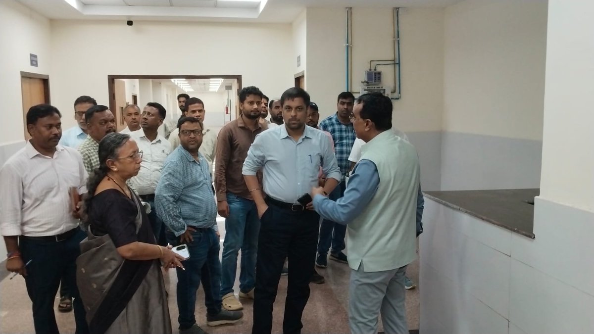DCDeoghar's tweet photo. आज सदर अस्पताल परिसर में निर्माणाधीन क्रिटिकल केयर ब्लॉक के प्रगति कार्यों का औचक निरीक्षण कर निर्माण कार्य की गुणवत्ता और वर्तमान स्थिति का गहन जायजा लिया तथा ऑपरेशन थियेटर, इमरजेंसी वार्ड, आईसीयू आदि का स्थलीय अवलोकन कर वस्तुस्थिति का जायजा लिया।
@JharkhandCMO @prdjharkhand https://t.co/saXrK5qNnG