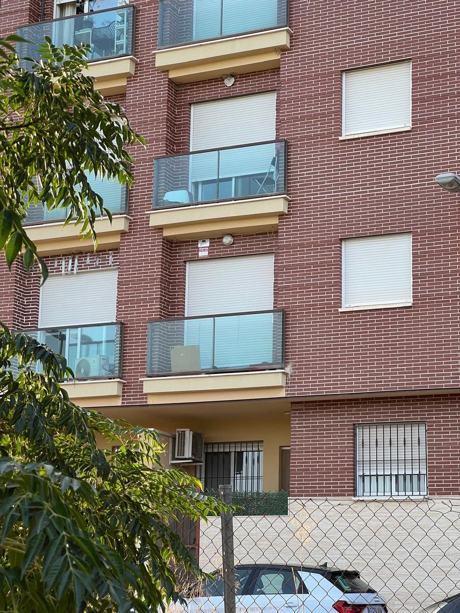 SilviaMylo's tweet photo. Me pasan esto:  Esta pobre criatura está las veinticuatro horas en el balcón. Como comprenderemos está prohibido pero las supuestas autoridades no hacen nada nunca no dejan que se cumpla la ley de bienestar animal y más que va a llegar de retroceso.. 😡
Hay gentuza que no merece el aire que respira y mucho menos tener un animal, un ser vivo de adorno.. 😡 
La gente de por allí sabe dónde está el sitio 🙏🏻 
Por favor olvidaros de policía Guardia Civil y Seprona cuando no los nombran ya sabemos por qué es...

Copio :
Día y noche en el balcón
Los Ramos, Murcia
Por favor difundir.
685 367 164
