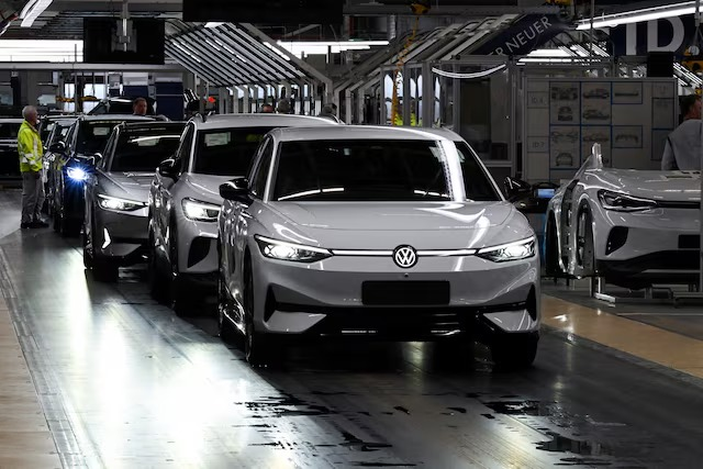MarioNawfal's tweet photo. 🇩🇪 Beetle infestation under control after the company that makes Volkswagen says management wants to end production at four German plants:

Emden and Zwickau in 2031 
Hanover in 2032
Audi’s Neckarsulm in 2034.

The WirtschaftsWoche supervisory board meets on Friday. Successor models would move to cheaper sites in Czechia, Slovakia, and Poland. 

Unions already vowed to fight any closure. High German costs and Chinese EV competition are forcing Europe’s largest carmaker to shrink at home.

Source: Reuters  Writer: Jamie