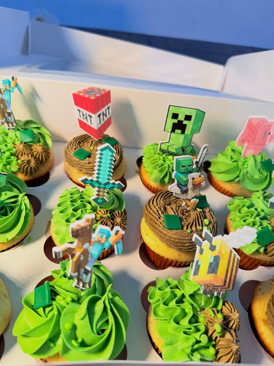 CaseyPetullr's tweet photo. Minecraft-themed vanilla cupcakes with personalized toppers and delicious buttercream frosting. https://t.co/xzOsTsWi92