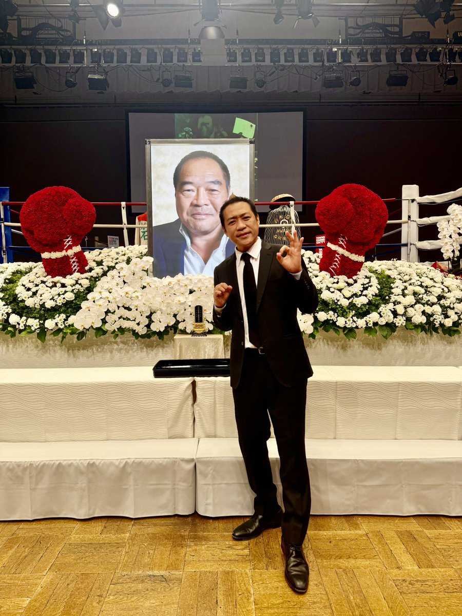 hanawa_bassman's tweet photo. 後楽園ホールで行われた
ガッツ石松さんのお別れの会に参列させていただきました。

ボクシング界のレジェンド。
そして芸能界でも長年愛され続けたガッツさん。
会場には、ボクシング界はもちろん、芸能界からも本当にたくさんの方々が駆けつけていました。

そんな大切な会で、僭越ながら
「伝説の男〜ビバ・ガッツ〜」を歌わせていただきました。

歌いながら、ガッツさんとのたくさんの思い出が蘇ってきました。

ガッツさん、本当にありがとうございました。
これからもずっと、僕にとって「伝説の男」です。

心よりご冥福をお祈りいたします。