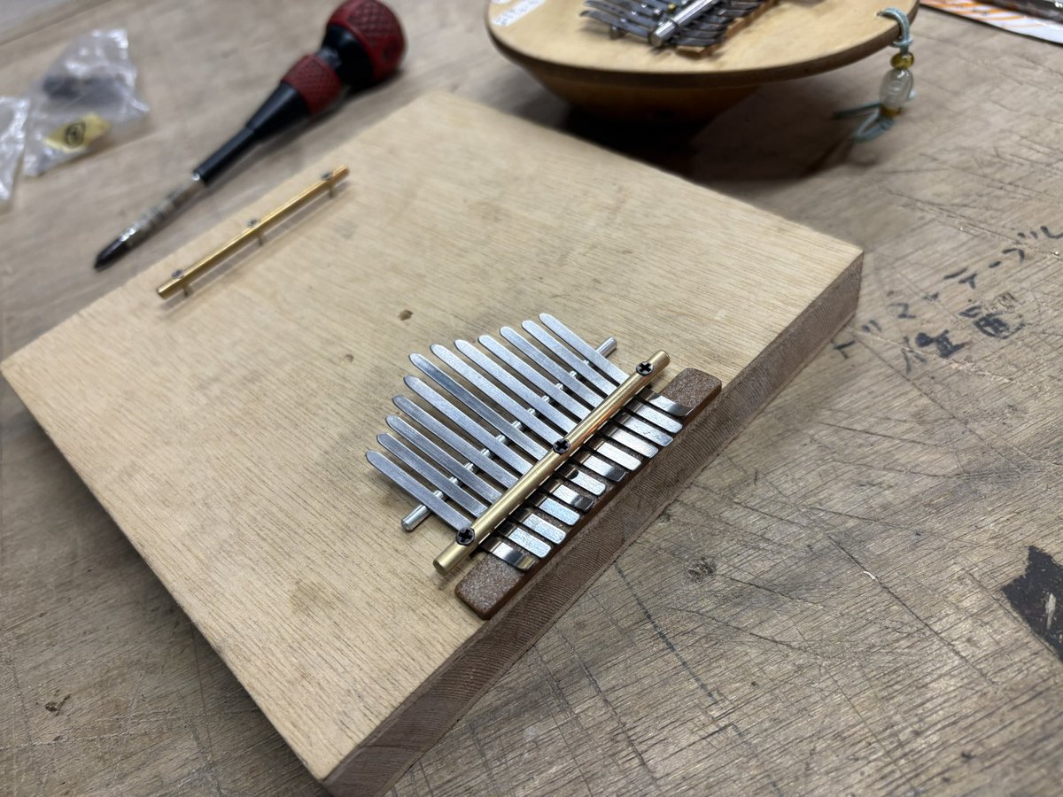 CrossroadOrange's tweet photo. 変なカリンバを作ってみました。いえ、違います。キーの押さえ棒の試作でそこら辺に転がってる板きれにパーツを組んでみた次第です。4ミリ径の真鍮棒に2ミリのタッピングビスで難易度高いけど上手くいって自画自賛。
#自作カリンバ https://t.co/3ptLxKVrtg