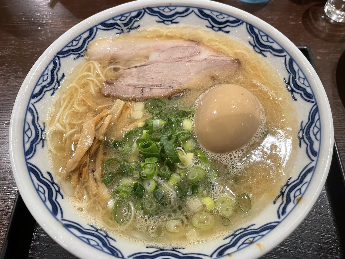 NOBTOKAI's tweet photo. ストレスMAXにつき、ラーメン食っちゃお。我が青春の味「赤のれん」で🍜
左隣の兄ちゃんが「バリカタ」、
右隣の兄ちゃんが「ハリガネ」だったので、赤のれん歴40年の私は「粉落とし」でいったろかい、と思ったが老人の胃には厳しいので「普通」で発注😂
#ラーメン
#赤のれん https://t.co/eM14xXpErE