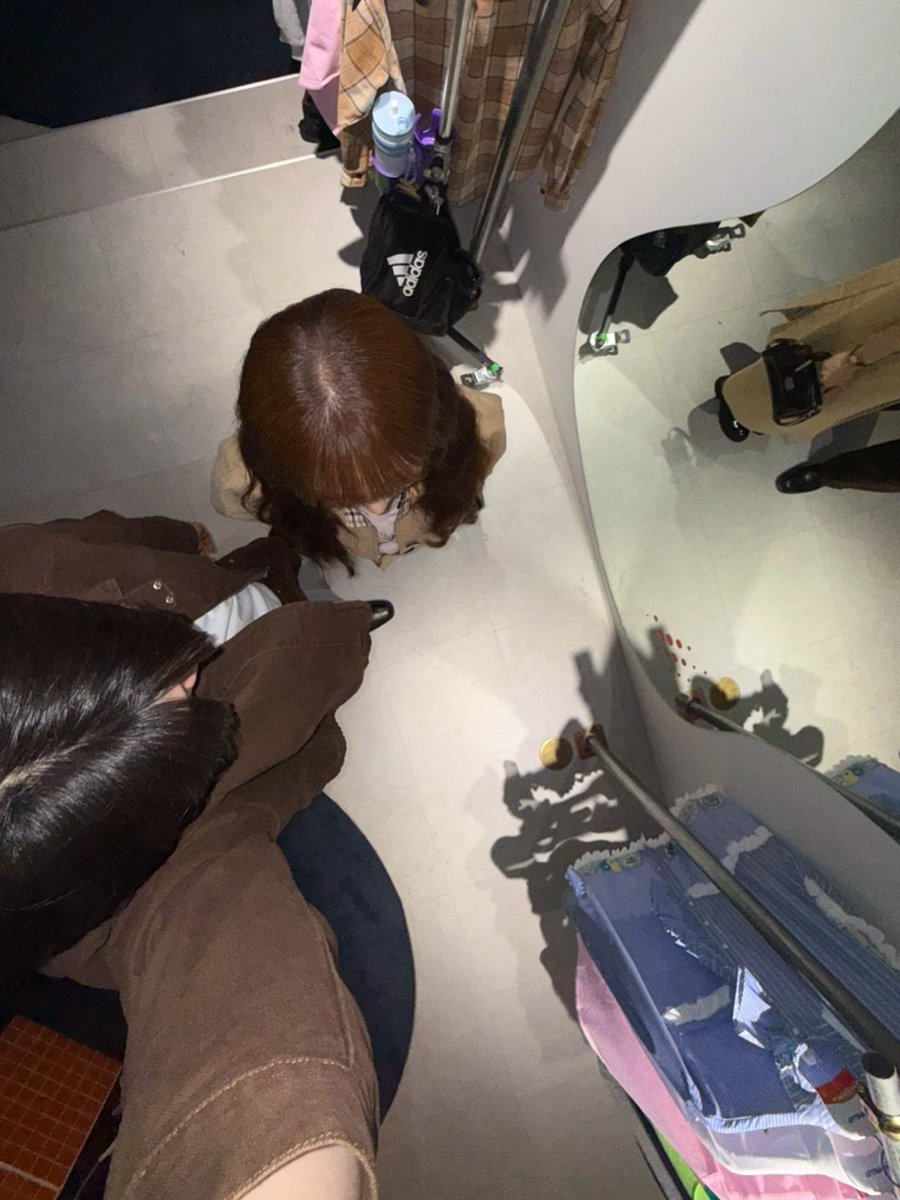 hyeppyjun's tweet photo. [260902] cutie dareum chan mirror selca and overhead selca🤏 from #KimHyejun instagram update https://t.co/aGzmgaZm6I