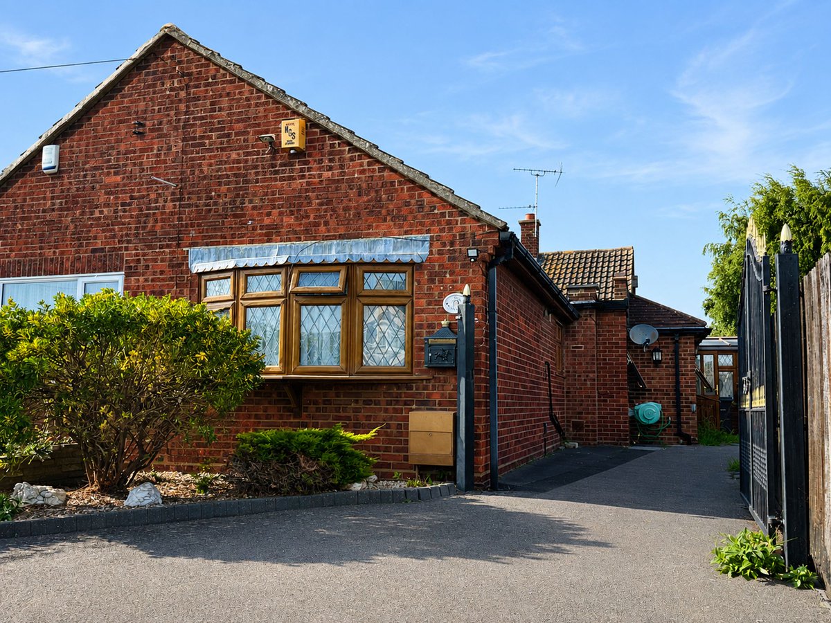 ConnollysSales's tweet photo. 🏠Monks Haven, Stanford-Le-Hope, SS17🏠
💷OFFERS OVER £425,000💷

🛏This spacious three bedroom semi detached bungalow offers comfortable and versatile living in a sought after residential area🛏

https://t.co/qIfwyuvtCz https://t.co/5Gs5zsOI3F