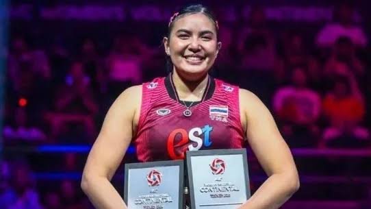 4sameoldsong's tweet photo. บางคนบอกทำไมชมพู่ได้ MVP ทำไมไม่ให้มือตบที่ทำแต้มเยอะ คือดูวอลเล่ย์กันเป็นไหม? คนนี้มือเซ็ตอันดับต้นๆของโลกละนะ มือเซ็ตเป็นตัวคุมเกม ต้องหลอกล่อคู่แข่งและฉลาดจ่ายบอลให้ตัวตบทำแต้ม คนจ่ายบอลแต้มไม่เยอะเท่าตัวตบบอลอยู่แล้ว แต่ชมพู่ยังได้สถิติทั้งรายการสูงขนาดนั้น
#วอลเลย์บอลหญิง https://t.co/KSAapo3zYU