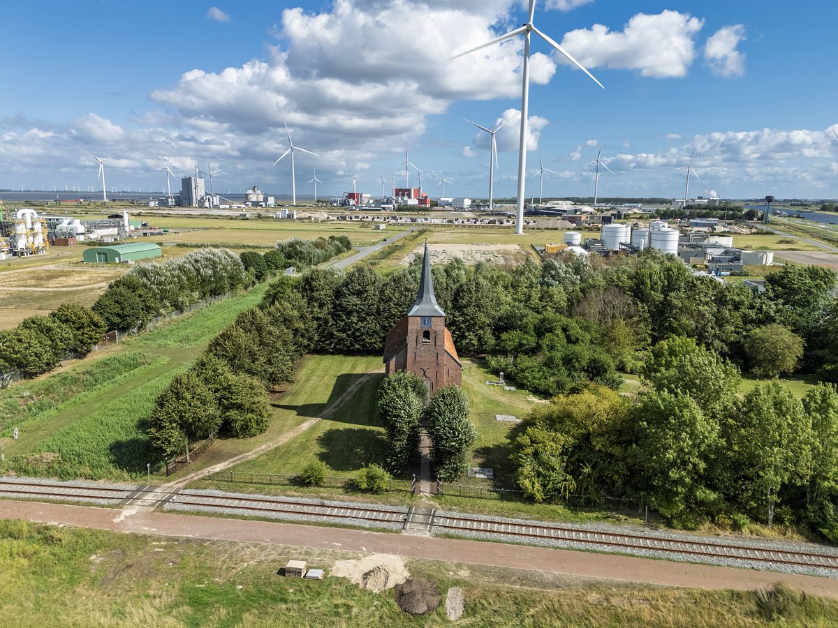 stadharlingen's tweet photo. Vandaag het tweede deel van het drieluik Dorpen onder Delfzijl die verdwenen zijn: Heveskes. Het kerkje is blijven staan en de rest van het dorp is gesloopt. Het orgel is verhuisd naar de kerk in Uitwierde. https://t.co/LqVOmdtkJz