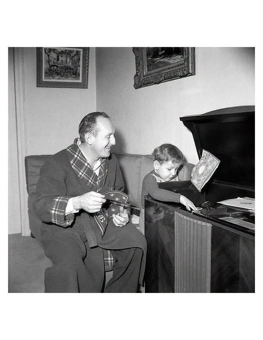 39Alun's tweet photo. une devinette 😎

il est photographié par Georges Rétif de la Bretonne avec son fils en 1955,

sauriez vous le reconnaître 🧐❔ https://t.co/q0slKjwPXs