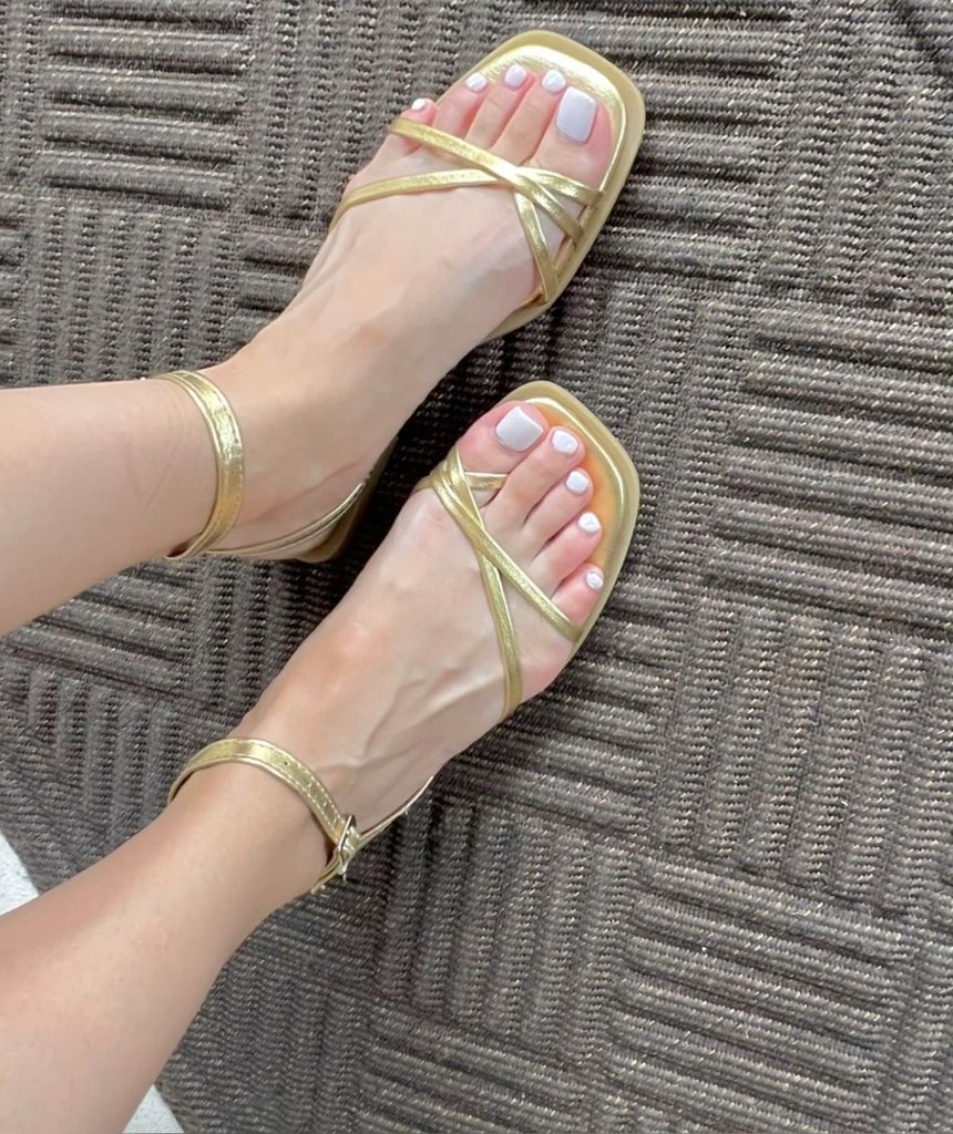tulipzone's tweet photo. Simple, strappy, and golden. 💫 https://t.co/eAJaFXwCYf