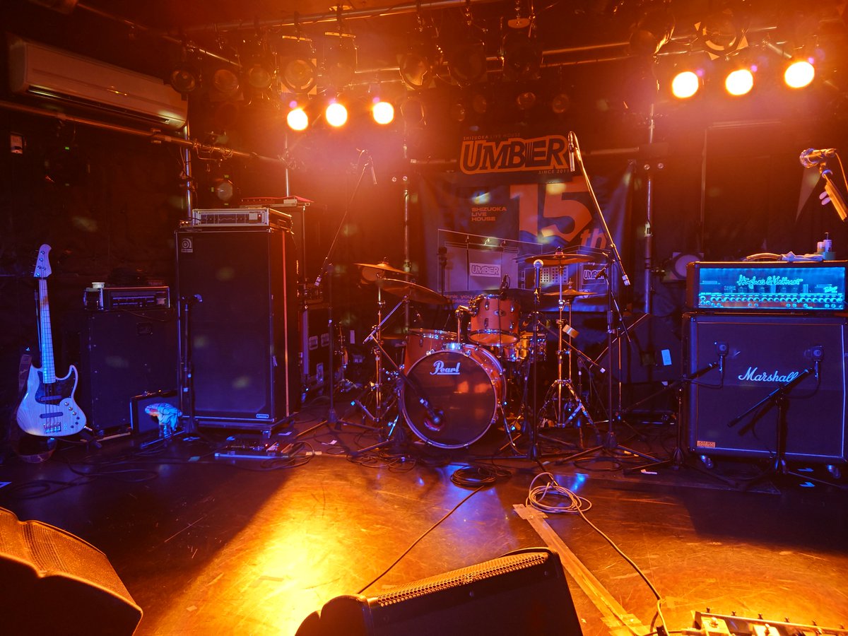 bbbchanges1111's tweet photo. 昨年､再結成を果たしたL.A.SQUASHだが､1曲目からVo.fuyuco.の覇気を感じる圧倒的な歌唱力に度肝を抜かれ､楽器隊の演奏力も抜群なことで､楽曲のかっこよさが際立ち､途中でギターが鳴らなくなるハプニングが起きても､リズム隊のグルーヴでカバーする光景など､何もかもが最高すぎるライブだった｡ https://t.co/nP7khm5iFs