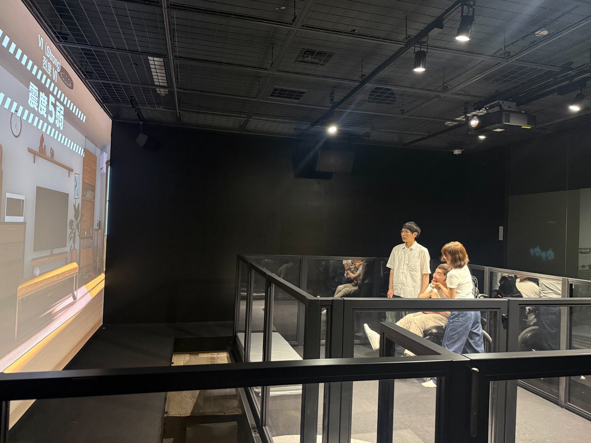 skyfarm1229's tweet photo. 【立川防災館を訪問しました】

昨日は「防災の日」でした。
豪雨や地震などの自然災害が相次ぐなか、わたし自身はすぐ被災地に赴くのが難しいことから、現地の重度障がい当事者の方へのオンラインヒアリングなど、出来ることに取り組んでいます。

その一環で、わたしは先日、立川防災館を訪ねました。家具の転倒対策や安全スペースの確保、救助・搬送の方法など、災害時に命を守るための具体的な展示や体験があります。

立川防災館の良いところは、車椅子に乗ったままでも、ほ��んどの体験ができることです。例えば、火災は煙の中での避難、地震は震度5弱の揺れまで体験できます。

私のように障がいがあっても、実際に災害が起きたとき、自分の身の回りで何が起こり、どのような困難に直面するのかを具体的に想像することができます。ご案内くださったスタッフの方によると、全国でも珍しい設備だそうです。

車椅子ユーザーの皆さんも、ぜひ体験しに行ってみてください。

防災館では、阪神・淡路大震災で、自力で脱出した人や家族、友人・隣人などに救助された人が約9割を占めたことから、「自助・共助」の重要性が説明されていました。

本来の「自助」は平時の備えを中心としたものと思いますが、一般的には、「自助」という言葉が避難行動における自己責任という考え方に結び付くことも少なくありません。誤解を恐れずに言えば、これは自力で防災対策や避難行動ができる健常者を前提とした多数派の理論にも思えます。

しかし、現実の社会には、どれだけ平時から備えをしていても構造的に「自助」が不可能な高齢者や障がい当事者などの要配慮者が確実に存在し、そうした人たちは災害関連死のリスクも高いことが知られています。 

東日本大震災では死亡率が1.03％だったのに対し、障がい者の死亡率は2.06％と約2倍でした。震災関連死は66歳以上が約9割を占めました。

私は今年6月の国会質疑で、防災政策をつくる段階から障がい当事者が参画することの必要性を訴えました。個別避難計画や災害時の福祉専門職の役割について取り上げ、被災者が支援の網からこぼれ落ちない仕組みをつくるよう政府に求めています。

公助、自助、共助��
どれも欠かすことはできませんが、本人や家族、地域の力だけでは命を守ることが難しい人たちがいます。だからこそ「公助」をさらに充実・強化し、必要な支援が一刻も早く、確実に届く防災をつくっていきたいと思います。

#立川防災館 #防災 #災害対策 #インクルーシブ防災
