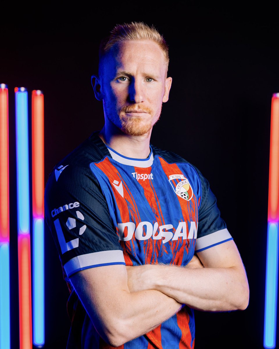 fcviktorkaplzen's tweet photo. Útočník Matěj Vydra se dnes podrobil operačnímu zákroku kolene, to samé platí i pro obránce Václava Jemelku. Oba hráče tak čeká několikatýdenní pauza a nebudou k dispozici trenéru Radoslavu Kováčovi. Kluci, přejeme rychlý návrat na trávník! 💪🏻❤️💙 https://t.co/6qlwylEEVf