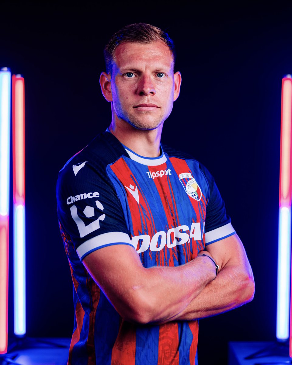 fcviktorkaplzen's tweet photo. Útočník Matěj Vydra se dnes podrobil operačnímu zákroku kolene, to samé platí i pro obránce Václava Jemelku. Oba hráče tak čeká několikatýdenní pauza a nebudou k dispozici trenéru Radoslavu Kováčovi. Kluci, přejeme rychlý návrat na trávník! 💪🏻❤️💙 https://t.co/6qlwylEEVf