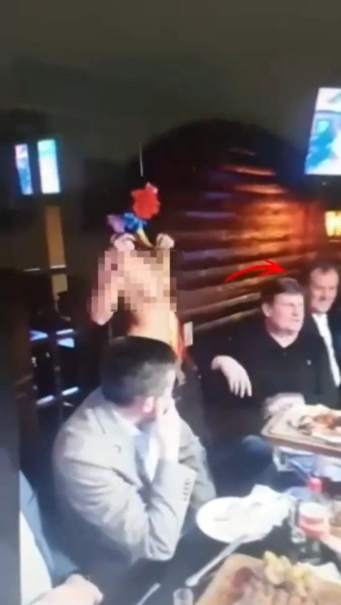 AMBcancun's tweet photo. #BREAKINGNEWS KIEV TODAY 🥳🎉
Zelenskyy's deputies in Kharkiv amuse themselves with strippers.
While Ukrainians suffer through the bombing of their cities, they spend U.S. money on drunken binges.. 🤷🏻♂️
#Russia vs #Israël #USA #EUTAN
- https://t.co/tG3XrYOQko