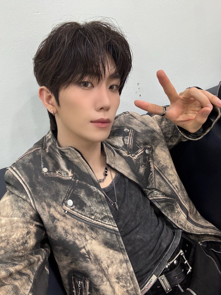 TNX_twt's tweet photo. 😏

#TNX #티엔엑스
#오성준 #SUNGJUN https://t.co/zTWSfbA2Ww