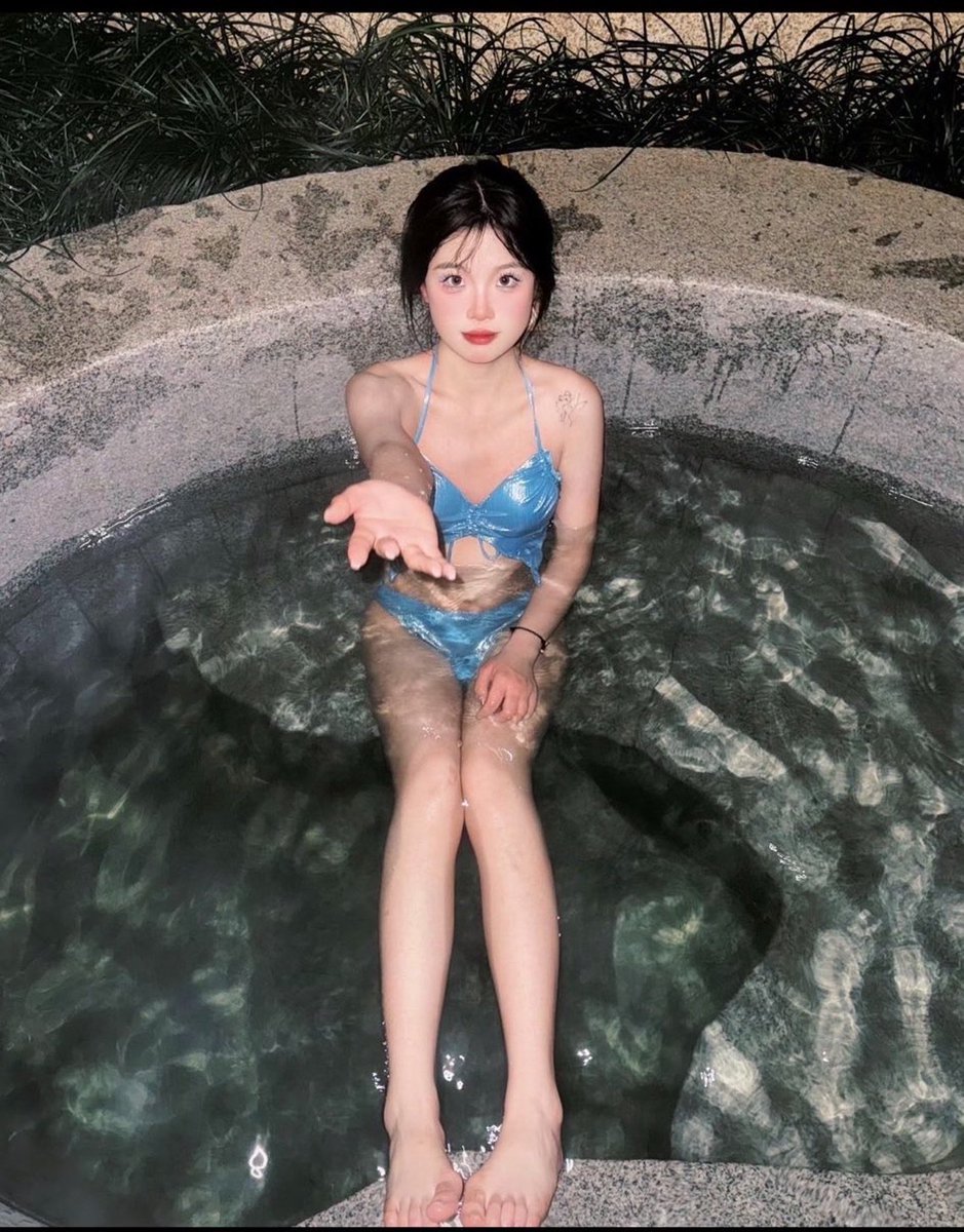 zgc0716's tweet photo. 粉丝投稿
曝光前女友田淑文
26岁的清纯母狗
有人想颜射她吗 https://t.co/ty13vUB0uC