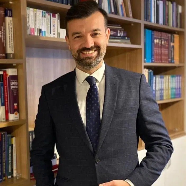 HaberMOD's tweet photo. ''BİZİ NİYE DÜŞMAN ETTİNİZ''

Av. Afşin Hatipoğlu'ndan Özgür Özel'e tepki:

- Yüzyıllık partiniz bir mahkeme kararıyla elinizden alınıp başka bir isme veriliyorsa ve o isim bir mahkeme kararıyla sizin genel başkanlık makamınızı sizden alıp kendisi oturuyorsa, arkadaşlarınızı buhtan altında bırakıyorsa...

- Size hırsız, FETÖ'cü, ağzına gelebilecek her türlü sözle mukabelede bulunuyorsa...

- Bu da yetmiyor, sizi ihraç ediyorsa, üstünüze buhtanlar atıyorsa ve siz bunun neticesinde gidip ayrı bir parti kurmak zorunda kalıyorsanız...

- Ayrı bir parti kuruyorsanız ve parti kurmanıza rağmen partinizin haram parayla mı, helal parayla mı kuruldu tarzında isnatlarına muhatap oluyorsanız...

- En azından bu işlerin müsebbibi olan, bu işlerin başında olan, bu işlerin bir numara sorumlusu olan kişiyi karşınızda gördüğünüzde önünüzü bu şekilde ilikleyip büyük bir memnuniyet ve yüz güleçliğiyle elini sıkmazsınız.