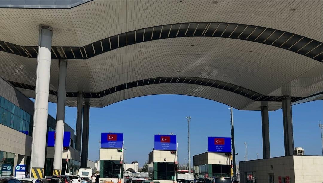 bayrakmedya's tweet photo. Türkiye ve Yunanistan'ın sınır kapıları arasındaki uçurum sosyal medyada tartışma konusu oldu. https://t.co/sZ2fDvKHTH