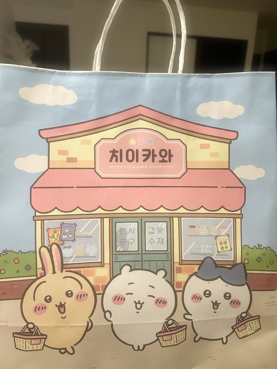 usa_mucha's tweet photo. お友達が韓国限定グッズとショッパーお土産でくれたᴗ ̫ ᴗ♡
ショッパー可愛すぎる🥹 https://t.co/HJyKPiy0dw
