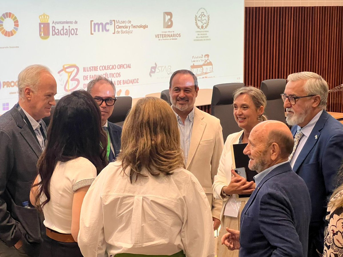 UExMedicina's tweet photo. 🌍🔬 Inaugurado en el nuevo Paraninfo de la #FMyCCS el Congreso Internacional sobre malaria y otros parásitos sanguíneos de la fauna silvestre.
👥 200 participantes
🏛️ +70 universidades y centros de investigación
🌿 Enfoque #OneHealth
📍 #UEx | Badajoz
📅 Hasta el 5 de septiembre https://t.co/tH7XS81vNI