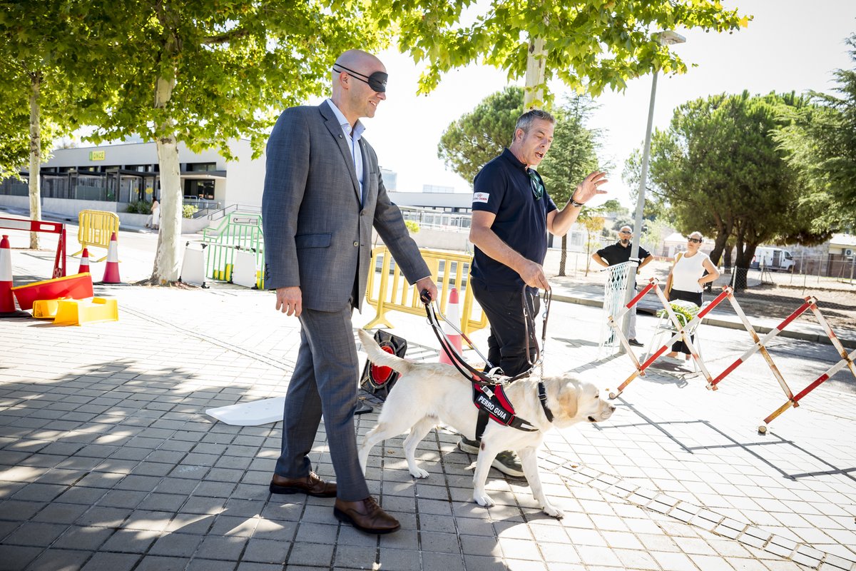 ONCECatalunya's tweet photo. El conseller de Drets Socials i Inclusió del Govern de @gencat, Raúl Moreno, ha conegut avui en primera persona les bondats dels gossos guia de l'ONCE i el treball que es duu a terme amb aquests animals perquè aportin plena seguretat i autonomia a les persones cegues del nostre país. Bup bup!!!🦮👨‍🦯