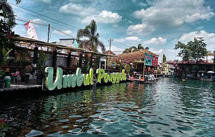 txtpersahaman's tweet photo. Desa Ponggok Klaten, desa miliarder berkat menolak jual sumber air ke perusahaan:
> dulunya umbul ponggok cuma penampungan air pabrik gula yang sempat mangkrak dan dicap sebagai desa miskin
> bukannya tergiur jual air mentah ke perusahaan air kemasan, warga pilih bangun BUMDes tirta mandiri modal Rp100 juta
> ketimbang cuma jual airnya, mereka sulap mata air itu jadi destinasi wisata unik foto bawah air dan snorkeling
> hasilnya gokil, pendapatan BUMDes yang awalnya cuma Rp150 juta di 2012 mendadak meroket tembus Rp14 miliar di 2017
> perputaran ekonominya langsung mengalir ke warga lewat UMKM, homestay, hingga program 'satu rumah satu sarjana'