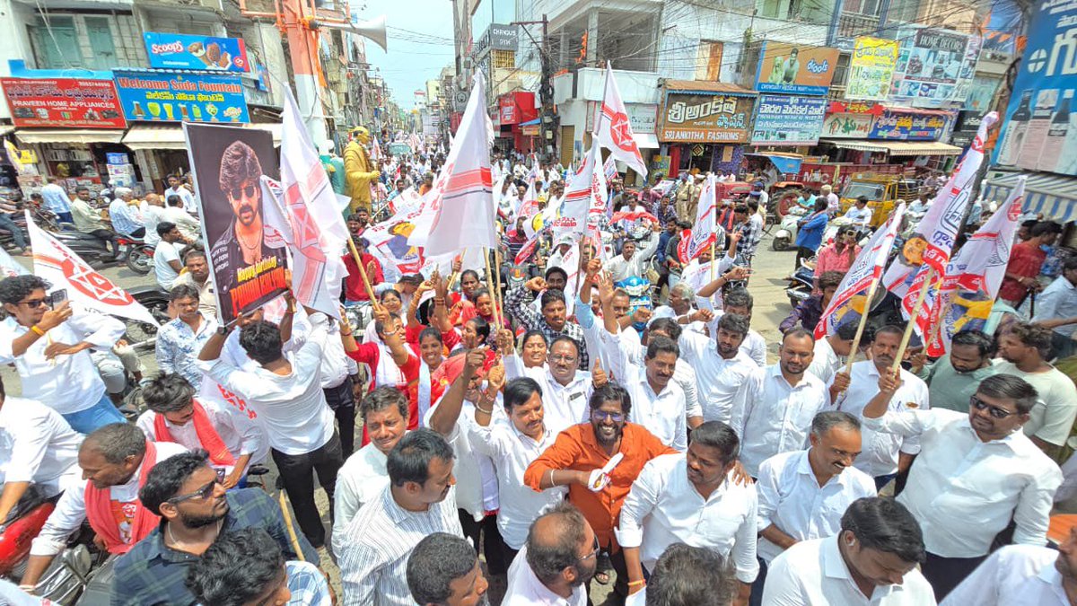 mnadendla's tweet photo. Today in Tenali we celebrated the birthday of @PawanKalyan garu. Sincere thanks and appreciation our dear JanaSainiks and VeeraMahila’s!! 
#HBDPawanKalyan @JanaSenaParty https://t.co/H1bILWiiKX