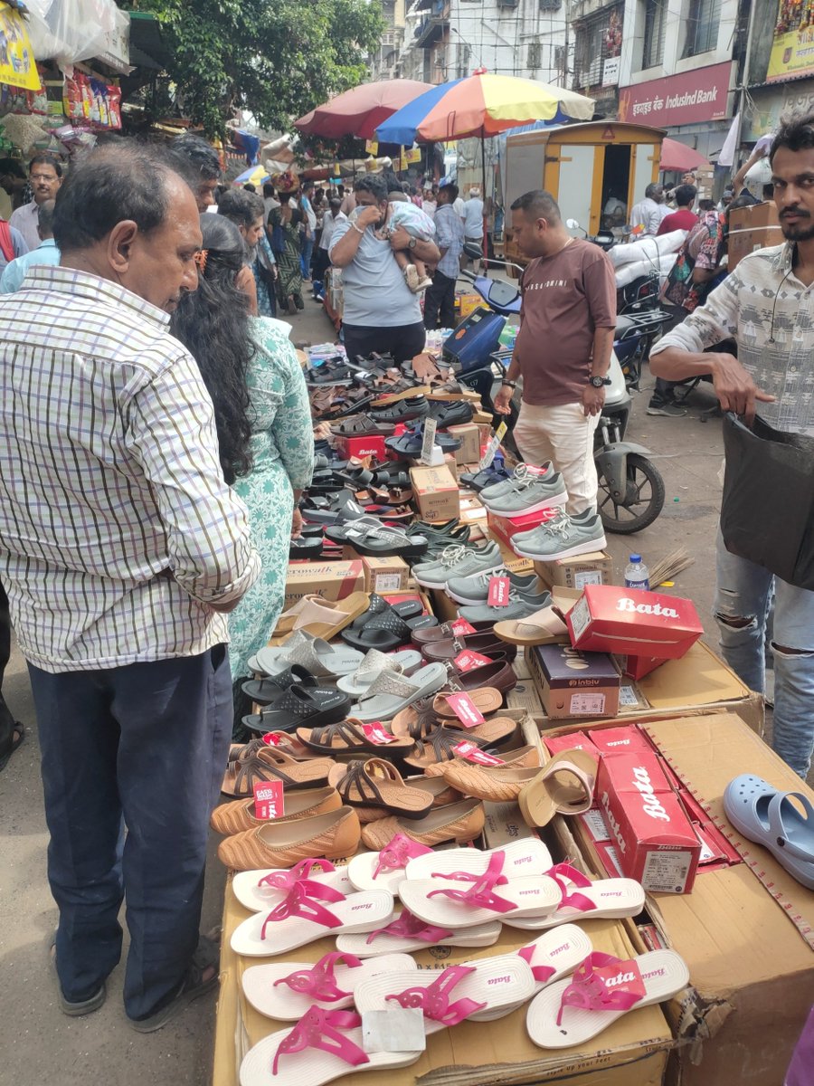mumbaimatterz's tweet photo. It's totally a Different World out here... Wonder if @mybmc has any active ward administration over here 🤔
Forget Footpath , Roads...it's all #HawkersFirst
Narshi Nahta St, Yusuf Meheralli St etc etc Masjid West Mumbai. https://t.co/wyl3aycatj