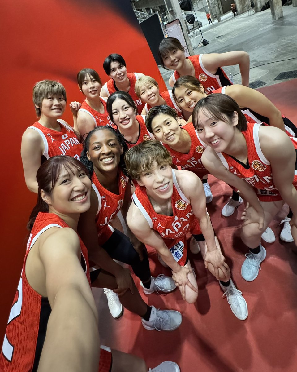 FIBAWWC's tweet photo. KONNICHIWA FROM BERLIN ✌️🇯🇵 #FIBAWWC https://t.co/utfP1wm2LM