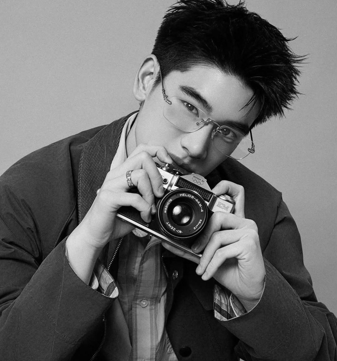 ihcaepup's tweet photo. มึง..ไอนักบอล กับติ๋มชมรมถ่ายภาพนิ

ที่มึงบอกกูหรอ ว่าสองคนนี้ไม่ถูกกัน

เออดิ...แม่งกูเห็นตีกันทุกวัน...ไอเชี้ยไอนักบอลมันกระชากคอเสื้อแล้วว่ะ กูต้องไปห้ามมั้ยเนี่ย

มึงใจเย็น ๆ ก่อน กูว่า...มึงไม่ต้องไปห้ามหรอก ติ๋มแม่งยืนกอดนักบอลอยู่เนี่ย

หะ ?

เออ มึงดูโน้น

... https://t.co/kPXHmyjMLj