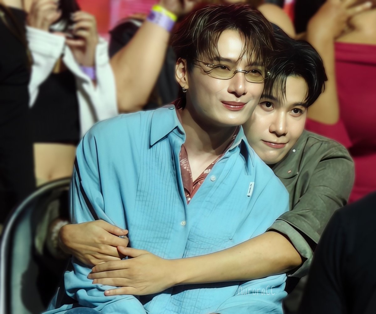 silence0910's tweet photo. 😳😳😳

#SOTUS10thYearConcertD2 
#คริสสิงโต  #KristSingto https://t.co/ZnFA5IyYrM