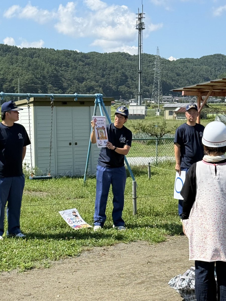 tbundan1's tweet photo. 9月1日、小野保育所合同避難訓練が実施されました。
先生方、園児の皆さんと地震や火災発生時に避難する際の注意点等一緒に学び防災クイズ、ジェットシューターによる的当て、煙体験、ポンプ車、積載車乗車体験を行いました。
園児の皆さんと防災について学び触れ合いとても良い時間となりました。 https://t.co/VC6wRoLMqj